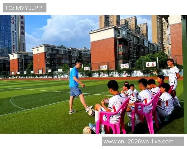 小帅哥足球袜让你在球场上尽显风采与活力的完美选择 小帅哥足球袜让你在球场上尽显风采与活力的完美选择